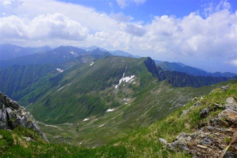 Vârful moldoveanu este vârful muntos cel mai înalt din românia, situat în masivul făgăraș, județul argeș.altitudinea sa este 2544 metri.din cauza piscurilor montane din jurul său, majoritatea de peste 2.400 de metri, vârful moldoveanu este vizibil doar de pe creasta făgărașului sau din aer, spre deosebire de multe din principalele vârfuri ale lanțului făgărășan, care sunt. Vârful Moldoveanu prin Valea Rea, traseu de o zi - Patru Zări