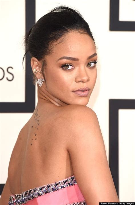 Rihannas Grammy Dress Is Pink And Ginormous Rihanna Grammys Rihanna Grammys 2015