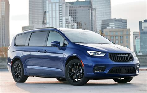 Chrysler Pacifica Minivan Now Offers All Wheel Drive On Non Hybrid
