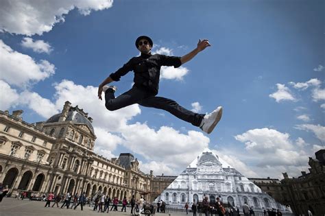 Le Photographe Français Jr Joue Les Magiciens Au Louvre La Croix