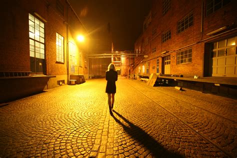 Mujer Caminando Por La Calle Por La Noche · Fotos De Stock Gratuitas