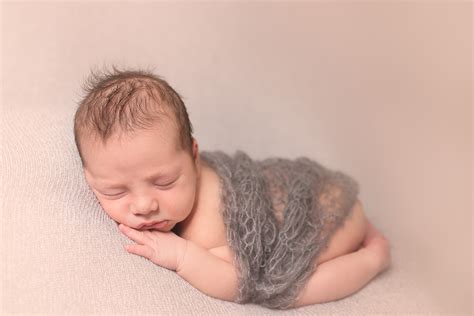 6 Ways To Photograph A Newborn After The First 10 Days