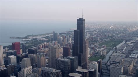 4.8K aeria video tilt from the Chicago River to reveal Willis Tower in ...