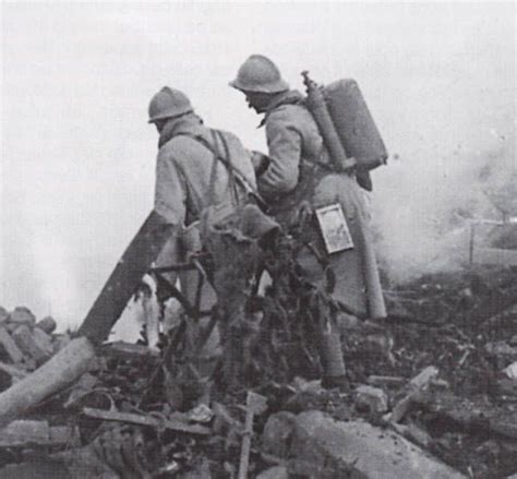 Ww1 French Soldiers With Flamethrowers Première Guerre Mondiale