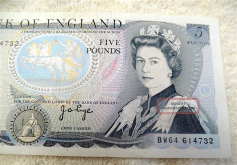 British Five Pounds Paper Currency Note Duke Of Wellington Signed Page 1