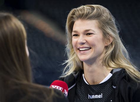 A full international with the dutch national team since 2012, she won the silver medal in the 2015 world women's handball championship with the dutch team and became the goalkeeper with the highest percentage of saves in the tournament. Tess Wester scheldt in het Frans: 'Dat klinkt wel lekker ...