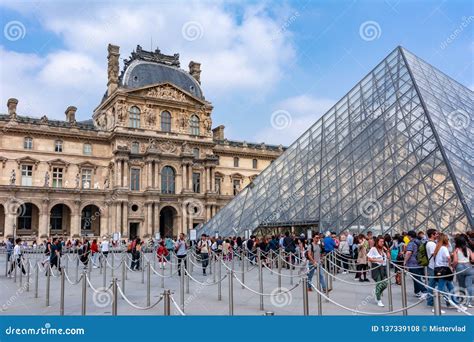 Entrada Del Museo Del Louvre Y Pirámide Del Louvre París Francia Foto