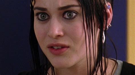 Mean Girls Lizzy Caplan Reveals Truth About Playing Janis Ian