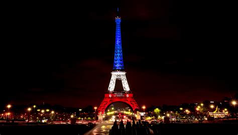 La Tour Eiffel Riapre E Si Tinge Del Tricolore Francese
