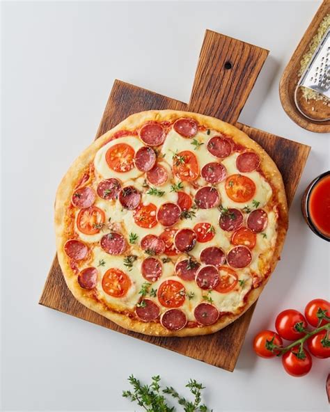 Pizza Au Pepperoni Italien Maison Chaude Avec Salami Mozzarella Sur