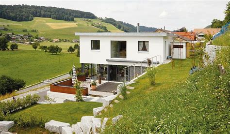 Jetzt kostenlose hauskataloge anfordern und preise und qualität vergleichen. Bauen am Hang | Swisshaus AG in 2020 | Haus ...