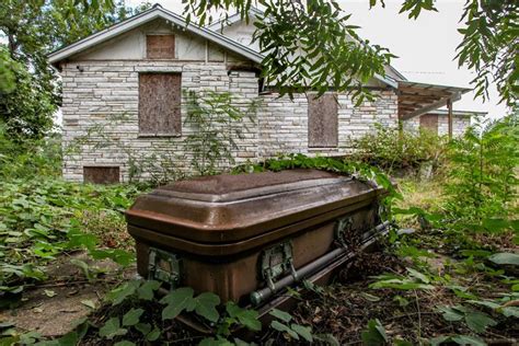 A Creepy Abandoned Funeral Home In Alabama Abandoned Places Old
