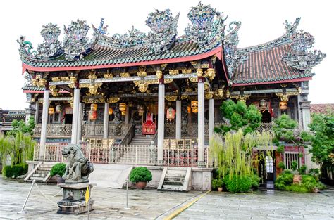 Ironically, mom has never visited the famous khoo kongsi clanhouse while we lived in the lebuh pantai police barracks where my dad was a police officer many years ago. Leong San Tong Khoo Kongsi (邱公司) Temple at Georgetown ...