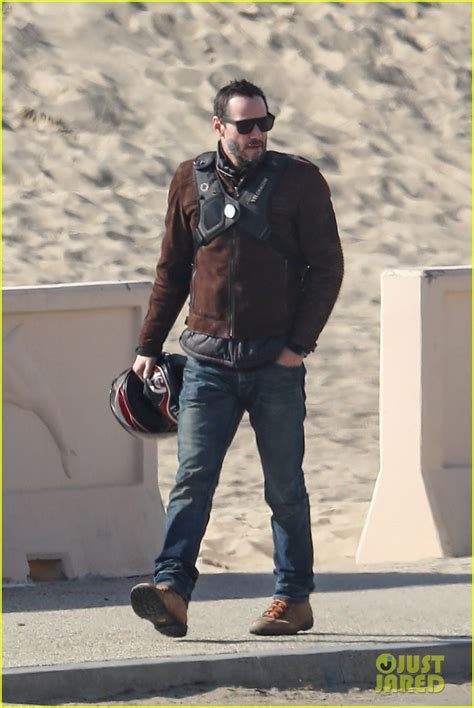 Keanu Reeves Looks Fit Shirtless At The Beach In Malibu Photo 4514938