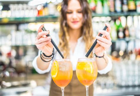 Women Bartenders A History Of Women Working Behind The Bar Thrillist