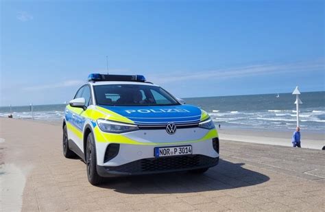 Pol Os Polizei Auf Norderney Elektrisch Unterwegs Moderne Blaulichtfahrräder Im