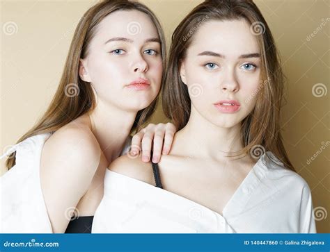 Models De Beaut De Mode Deux Filles Nues De Jumelles De Soeurs Belles Regardant La Cam Ra D