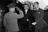 Bundesverteidigungsmininster Franz Josef Strauß (Mitte) besucht 1961 ...