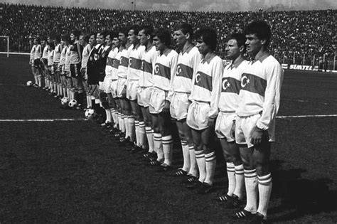 Milli takım formaları, tümüyle orijinal biçimleriyle satışa sunulur. Dünden bugüne milli takım formaları - Galeri - Aktüel