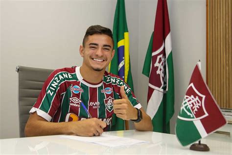 Fluminense anuncia renovação de contrato com o zagueiro Felipe Andrade