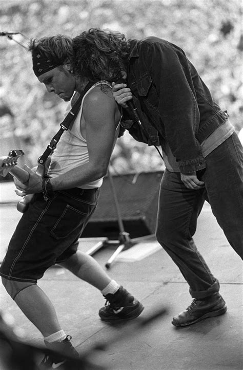 Jeff Ament Pearl Jam Eddie Vedder Musica Rock 90s Music Music Pics Rock Concert Live