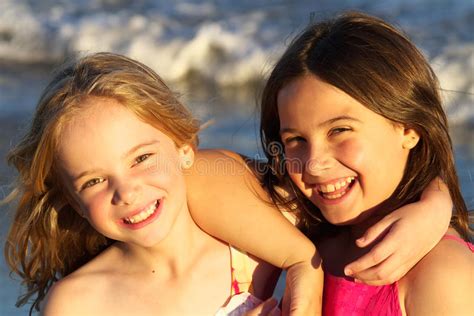 gelukkige meisjes die op handdoek bij strand liggen stock foto image of leisure ontspannen