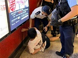 警方在中環站內制服1戴黑色口罩男子押上警車 | 商台新聞 | LINE TODAY