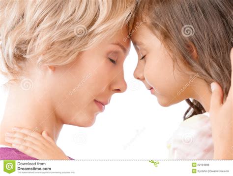 Madre E Hija Que Comparten Un Abrazo Fotos De Archivo Libres De