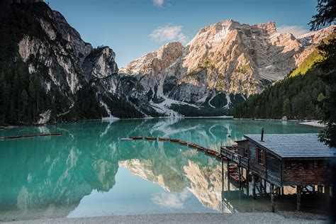 Il Lago Di Braies Nelle Dolomiti Highlight Dinverno E Destate