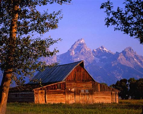 Barn And Mountains At Sunset Old Barns Country Barns Old Farm