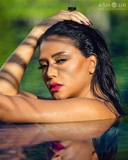 6 صور رانيا يوسف داخل حمام السباحة في جلسة تصوير جديدة ألبوم في الفن