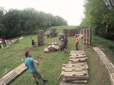 Pallet Stage Made From 600 Pallets Back To The Woods 3 • 1001
