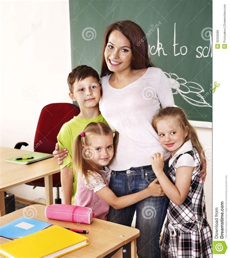Kinder Im Klassenzimmer Nahe Tafel Stockfoto Bild Von Frau Junge 32200086