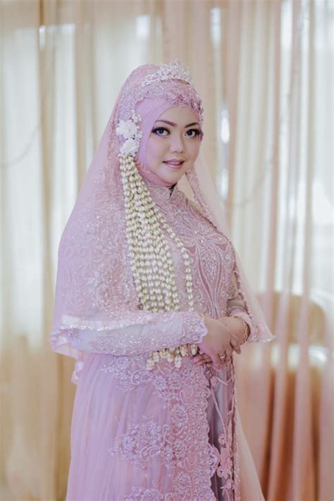 Dress kebaya brokat muslim warna peach tua ini memiliki model yang sangat simple namun akan membuat orang yang memakainya terlihat cantik dan kamu bisa jadikan pilihan model hijab segi empat simple dengan warna senada dengan warna dress kebaya ini sebagai pilihan terbaik untukmu. 60+ Kebaya Modern (MODEL, HIJAB, REMAJA, BROKAT, TERBARU)