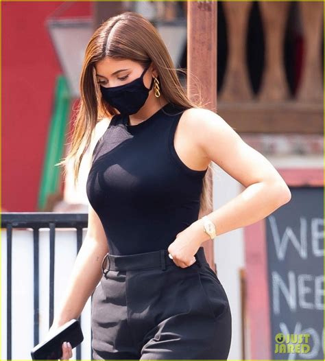 Kylie Jenner Shows Off Her Curves While Out For Lunch Photo 4484851