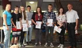 Nicht zuletzt konnte das quartett durch eine weltklassedarbietung durch lukas dauser am barren, aber auch durch philipp mit tollen leistungen am boden, barren, reck und im sprung, ihr ziel erreichen. Hohensteinschule: Preise und Belobigungen und Abschied