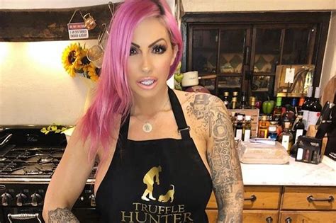Jodie Marsh Risks Burning Her Buns As She Strips Naked To Whip Up