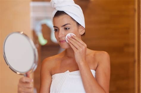 Cómo hacer una la limpieza facial en casa