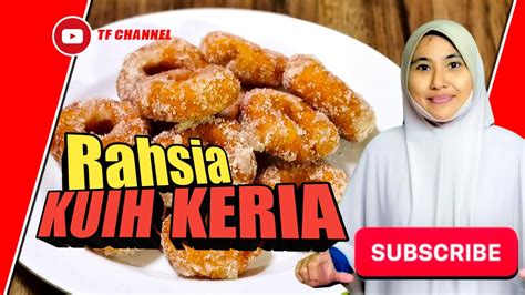 Potong daun pisang ikut saiz yang sesuai dan layurkan atas api. Cara Buat Kuih Keria | Ayaq Tangan Ustazah - YouTube