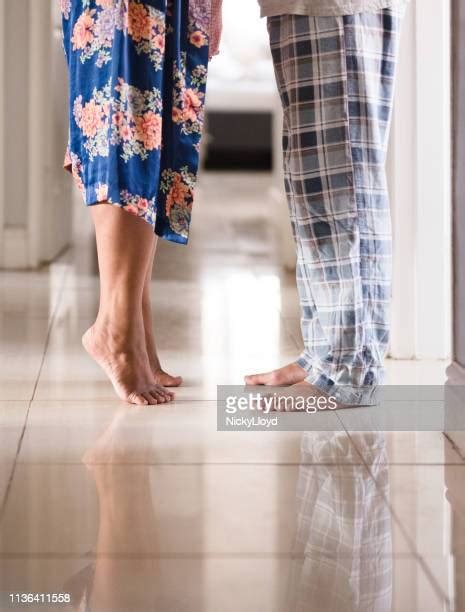 Man Kissing Womans Feet Photos Et Images De Collection Getty Images