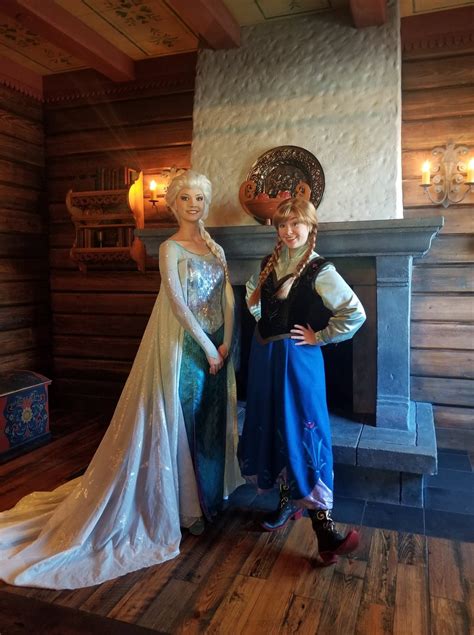 Elsa And Anna Disney Face Characters Frozen Sisters Disney World Characters