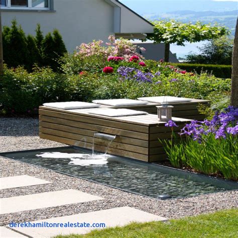 Die kisten lassen sich auch ideal bepflanzen mit blumen oder anderen pflanzen aus dem garten. Und Wasserspiele Im Garten Modern ...