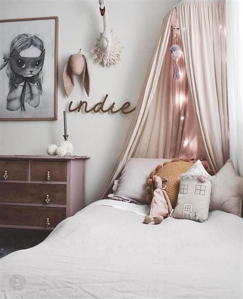 Instead of buying one, i suggested we make one together. 26 String Lights Ideas To Make A Kid's Room Dreamy - DigsDigs
