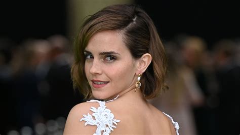Emma Watson étourdissante en mini jupe en cuir fendue elle fait tourner les têtes lors d une
