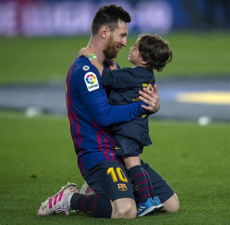 He became the first player ever to achieve this feat. Lionel Messi: Wie einer seiner Söhne ihn zur Verzweiflung ...