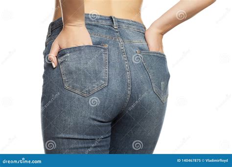 Veduta Posteriore Della Giovane Donna Che Si Pone In Jeans Immagine