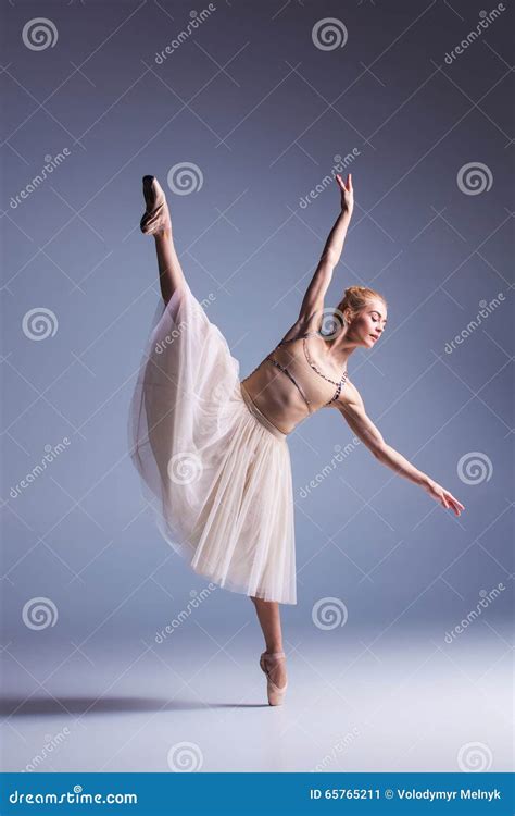 Jeune Belle Danse De Danseuse De Ballerine Sur Un Fond De Studio Image