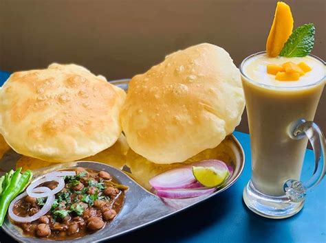 Punjabis are known to be food lovers at heart. Chole bhature and mango lassi : FoodPorn