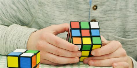 Le Rubiks Cube Ce Casse Tête Mondialement Célèbre Inventé Par Un Hongrois