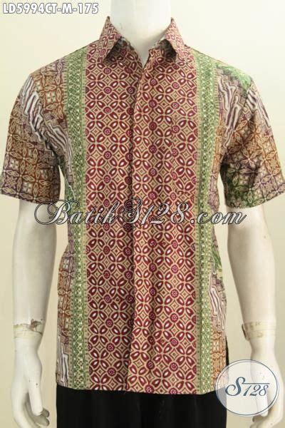 Kombinasi dua motif dan siluet lengan bergaya lebarnya sudah membuat tampilan luaran ini berkesan maksimal. Hem Batik Lengan Pendek Keren, Baju Batik Modis Motif ...